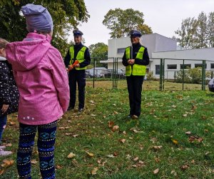 policjantki ruchu drogowego podczas spotkania z dziećmi w ramach OGÓLNOPOLSKIEGO POLICYJNEGO DNIA ODBLASKÓW