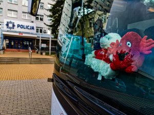 Biały krwiobus ustawiony przed Komendą Miejską Policji w Białymstoku