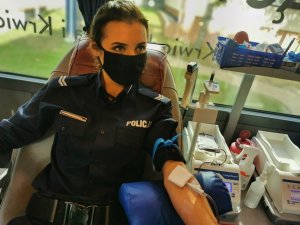 policjantka podczas oddawania krwi