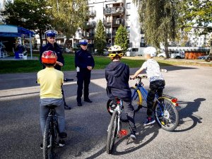 policjantki ruchu drogowego podczas spotkania z dziećmi