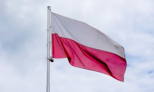 Powiewająca na maszcie flaga Polski