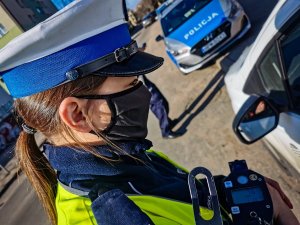 policjantka z wydziału ruchu drogowego białostockiej jednostki podczas kontroli pojazdu