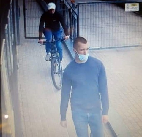 wizerunek dwóch mężczyzn podejrzanych o kradzieże rowerów