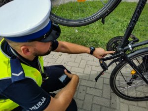 policjant białostockiej drogówki podczas kontroli roweru