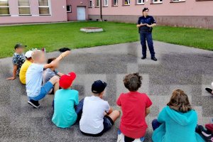 policjantki podczas spotkania z dziećmi