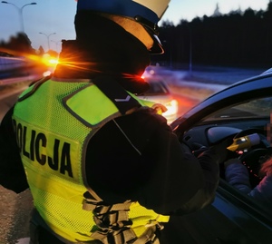 Policjant badający stan trzeźwości kierowcy.