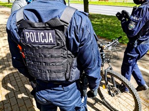 Policjanci kontrolujący rowerzystę