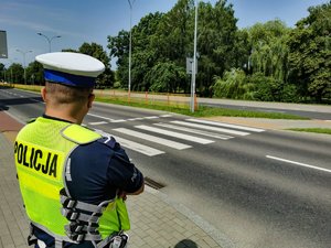 Policjant obserwujący rejon przejścia dla pieszych