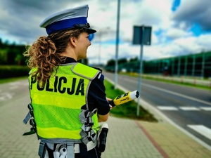 Policjantka stojąca z urządzeniem do badania stanu trzeźwości