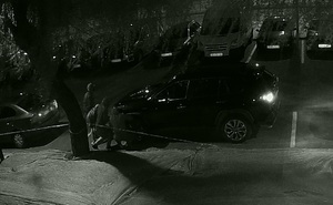 Zdjęcie zamaskowanych złodziei przy samochodzie.