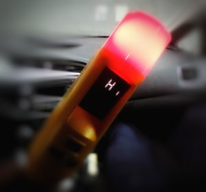 Urządzenie do badania trzeźwości ze świecącą się czerwoną lampką.
