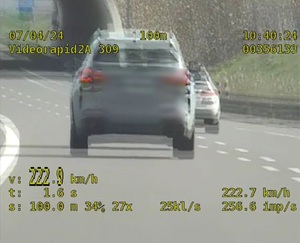 Zrzut ekranu monitora z videorejestratora z widocznym samochodem i pomiarem prędkości