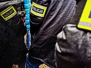 Rękawy policjantów z opaskami z napisem policja