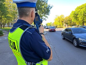 policjant mierzy prędkość
