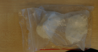 Fotografia korowa przedstawiająca dwa woreczki z zapięciem strunowym z zawartością narkotyków