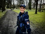 uśmiechnięta policjantka podczas patrolu na rowerze