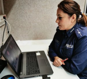 białostocka policjantka podczas lekcji online