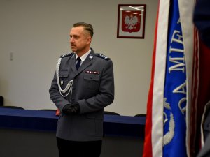 Komendant Miejski Policji w Białymstoku podczas przywitania uczestników uroczystości