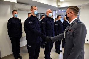 Komendant Miejski Policji w Białymstoku wita nowych funkcjonariuszy policji
