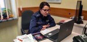 policjantka podczas prowadzenia lekcji online