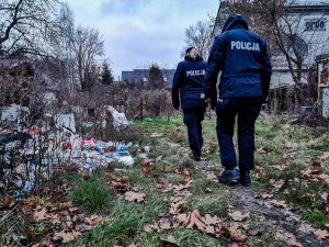 policjantki podczas sprawdzania miejsc, w których mogą przebywać bezdomne osoby