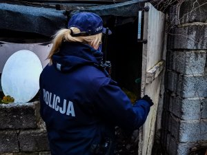 policjantki podczas sprawdzania miejsc, w których mogą przebywać bezdomne osoby