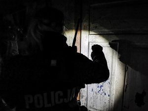 policjantki podczas sprawdzania miejsc, w których mogą przebywać bezdomne osoby