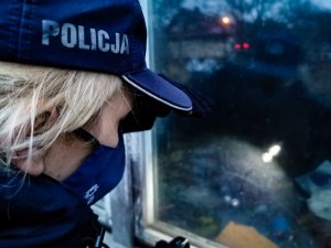 policjantki podczas sprawdzania miejsc, w których mogą przebywać bezdomne osoby