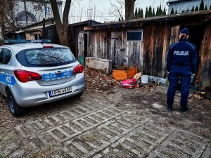 policjantki podczas sprawdzania miejsc, w których mogą przebywać bezdomne osoby