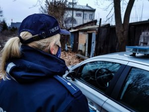 policjantki podczas sprawdzania miejsc, w których mogą przebywać bezdomne osoby