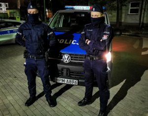 policjanci z białostockiej &quot;patrolówki&quot; ustawieni przed policyjnym radiowozem