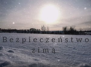 zdjęcie zaśnieżonej polany, a nad nią świecące słońce. Pojawia się napis :
Bezpieczeństwo zimą.