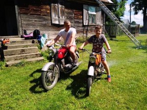 Tomasz Narel na motocyklu, a obok jego syn również na jednośladzie