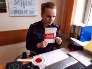policjantka z białostockiej drogówki podczas zajęć online