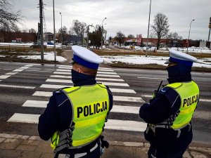 policjanci ruchu drogowego, którzy stoją w rejonie przejść dla pieszych