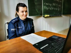 policjantka z wydziału prewencji podczas lekcji online
