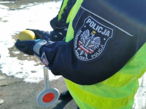 Policjantka trzymająca w ręku cytrynę