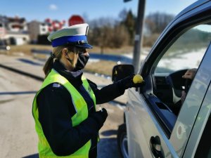 Policjantka wręczająca kierowcy cytrynę