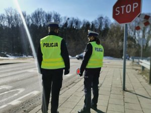 Dwie policjantki stojące tyłem przed nimi jezdnia