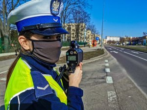 Policjantka trzymająca ręczny miernik prędkości