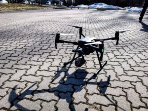 policyjny dron ustawiony na ziemi