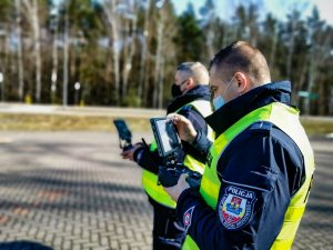 dwóch umundurowanych policjantów z Wydziału Ruchu Drogowego Komendy Miejskiej Policji w Białymstoku, którzy obsługują droga poprzez specjalne urządzenie