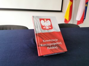 Konstytucja Rzeczypospolitej Polskiej stojąca na stole