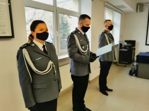 Trzech policjantów stojących na baczność, w środku Pan Komendant wypowiadający słowa roty do powtórzenia nowo przyjętemu policjantowi
