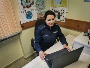 policjantka z Wydziału Prewencji, która prowadzi lekcję online