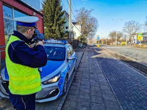 Policjant dokonujący pomiaru prędkości