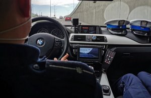 policjanci z białostockiej drogówki, któzy siedza w radiowozie