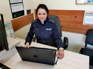 umundurowana policjantka podczas lekcji online