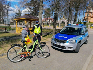 Policjant dokonujący sprawdzenia stanu trzeźwości rowerzystki