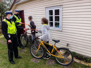 Policjanci rozdający odblaski rowerzystom